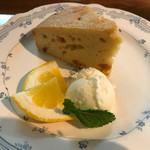 カフェ・キュイエール - マンゴーとココナッツミルクのトロピカルケーキ