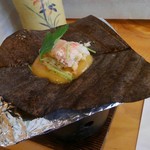 三笠鮨 - つまみ３　カニ朴葉焼き