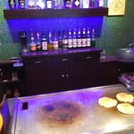 Aloha Dining Lure's Lana - パンケーキを鉄板で焼くところが見られます☆ちょっぴりエロティックな青い照明もいいっ☆　2017/04/09