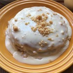 Aloha Dining Lure's Lana - マカダミアナッツパンケーキ(アップ)　マカダミアナッツの食感と香りに加え、ココナッツソースの風味と甘さ、ヤミツキになります♪ほわほわな食感も気に入りました☆　2017/04/09