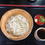 みさきのしょうゆ屋　麺処つゆ処 蔵 - 杉樽うどん(*´д`*)550円
            薬味すくなっ
            入れ過ぎは露を台無しにしちゃうからね←