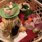 鮨市 - 籠の中には、お造り3種、天ぷら4種、筍、大根と小芋の炊いたん、高野豆腐、厚揚げ