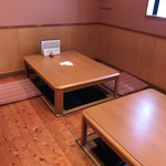 鮨市 - お店の奥にテーブル席があります