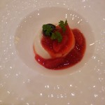 萬珍樓 - 獺祭ライスミルクのパンナコッタ　イチゴソース