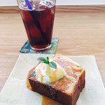 moricafe brunch&crepes - アイスコーヒー¥500とりんごキャラメルタフィーケーキ¥350(2017/5現在)
