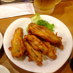 ラーメン工房　はっぴ - 手羽先唐揚げ(¥390)
      揚げ方が良いのか、脂のノリが抜群！下味もしっかり付いていて、これだけで十分に美味しい。