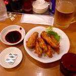 ラーメン工房　はっぴ - 手羽先唐揚げ(¥390)
      それだけでも十分に美味しいが、付いてきたタレや山椒、七味を付けるのもまた美味しかった。特に自家製のタレは格別な美味！