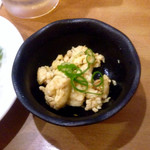 ラーメン工房　はっぴ - ビールに付いてきたお通し
      甘く味つけされた炒り卵？卵にしては歯応えがあったような…。
