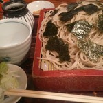 Tomoe Ya - ユニークな海苔の盛付けされた、大ざる蕎麦