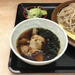 名代 箱根そば - あま海苔と豚肉入りの冷たいつけ汁です