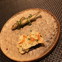 ル マルタン ペシュール - アミューズ。稚鮎のフリットと桜エビとチーズの煎餅カナッペ仕立。