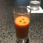イチリン ハナレ - トマトと野菜の冷製スープ。バジルオイルと山椒のアクセント。