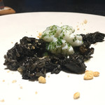 イチリン ハナレ - アオリイカの大葉炒め。イカスミと内臓、ゲソのリゾット。