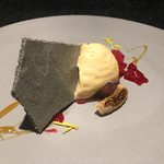 イチリン ハナレ - イチジクのコンポート、紹興酒のエスプーマ、フランボワーズ、炭と東方美人とメレンゲのスナック