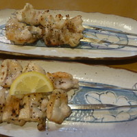 八べえ - ワニタンとワニテールの串焼き
