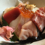 海さくら - 鯨の尾の身 本マグロの大トロ
      メニューには載って無いイクラも・・