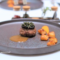Takumi - 仔羊のハンバーグ 　黒ニンニクのピューレ 　ローズマリーとケッパー 　仔羊から取った出汁のソース 　ローズマリーで燻製したジャガイモ 　パプリカとヨーグルトのソース　