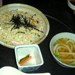 満月茶家 - 魚たっぷりの和風チャーハン（うどん付き）