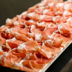 生ハム事業部by izakaya ハーリー - ボリューム満点コースに大迫力の生ハムの板盛り【生ﾊﾑ面積1800c㎡ on the board】