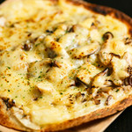 生ハム事業部by izakaya ハーリー - チーズたっぷりパリパリトルティーヤピザ