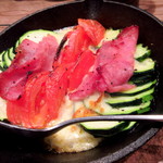 くうのむ ちゃのま - ズッキーニと生ハムのトマトチーズ焼き