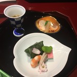 三色かるかん 桜寿し 海老艶煮 加賀蓮根酢漬け 空豆蜜煮 飯蛸と独活大和煮 能登もずく落とし芋
