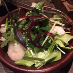 寧寧家 山形大野目店 - 海老とパクチーのサラダ