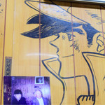 捕鯨船 - 壁はサインだらけです