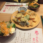 Hagama Daki Gohan Tooishii Nippon No Byuffe Hinano - 2017年5月。第一弾は、サラダと野菜天ぷら。揚げたてで美味い。