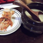 韓国料理洪家苑 - サービスのキムチでマッコリを