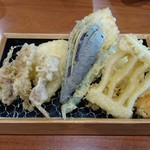 Tempura Meshi Fukumatsu - 穴子海老天ぷらめし（1279円＋税）の、キス、イカ、茄子、追加注文のホタルイカ（232円＋税）、タケノコ（232円＋税）