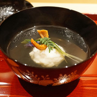 銀座 しのはら - 煮物椀　帆立貝の真丈　淡路産のバチコをのせて