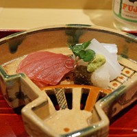 銀座 しのはら - お造り　明石のハリイカ（甲烏賊）と沖縄延縄漁の鮪、防風、辛味大根、昆布醤油の煮こごりを添えて、烏賊には酢橘酢で