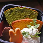 うさぎとぼく - スイーツもうさぎとかえるをイメージしたものになってるよ。これはうさぼくさんがいつも焼菓子を発注されている施設さんに特注で作ってもらったケーキなんだそう。めちゃうま～レギュラーメニューにしてほしいくらい