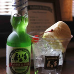 うさぎとぼく - ちびつぬは、かえるのクリームソーダ。
      ラムネの瓶に入った状態で提供されたよ。
      これだと瓶のデザインも楽しめていいよね。