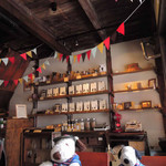 うさぎとぼく - 店内はとてもかわいいメルヘンチックな飾りつけが。
      今日は通常のメニューや、豆の販売はお休みで、
      お食事は、お子様ランチとスイーツの2種類だけになってます。
      