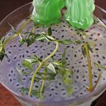 うさぎとぼく - うおおおぉぉぉ！アップで見ると気持ち悪いぞ。
      でも、つぶつぶ食感が楽しくて、すっきりとした味わいです。
      かえるのグミがインパクト大だよね。
      