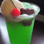 うさぎとぼく - アイスクリームとチェリーに、かえる形のクッキーが
      トッピングされています。
      うん、昔ながらのクリームソーダで美味しい～♪