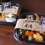 うさぎとぼく - そしてじゃ～ん！これが、お子様ランチとスイーツだよ。
      テイクアウトもできるように、かわいいランチボックスに入っています。
      帯に書かれてある文もメルヘンチックでかわいいなぁ。