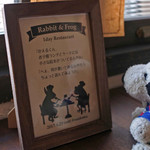 うさぎとぼく - テーブルに置かれていたカードを読んでみると・・・
      お子様ランチとスイーツには小さな絵本がついてるんだって。
      
      ちびつぬ「絵本、絵本～♪」