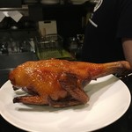 SEN YO - 脆炸乳鴿(鳩の姿揚げ)：「乳」は雛、「脆炸(ツィ・ザー)」は、「皮にアメを塗り乾かして油中で動かし揚げる」という意味。数日間かけて揚げ、食す直前に仕上げます