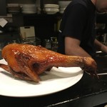 SEN YO - 脆炸乳鴿(鳩の姿揚げ)：「乳」は雛、「脆炸(ツィ・ザー)」は、「皮にアメを塗り乾かして油中で動かし揚げる」という意味。数日間かけて揚げ、食す直前に仕上げます