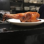 SEN YO - 脆炸乳鴿(鳩の姿揚げ)：「乳」は雛、「脆炸(ツィ・ザー)」は、「皮にアメを塗り乾かして油中で動かし揚げる」という意味。数日間かけて揚げ、食す直前に仕上げます