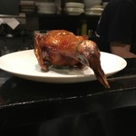 SEN YO - 脆炸乳鴿(鳩の姿揚げ)：「乳」は雛、「脆炸(ツィ・ザー)」は、「皮にアメを塗り乾かして油中で動かし揚げる」という意味。数日間かけて揚げ、食す直前に仕上げます