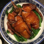 SEN YO - 脆炸乳鴿(鳩の姿揚げ)：「乳」は雛、「脆炸(ツィ・ザー)」は、「皮にアメを塗り乾かして油中で動かし揚げる」という意味。数日間かけて揚げ、食す直前に仕上げます