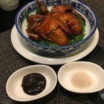 SEN YO - 脆炸乳鴿(鳩の姿揚げ)：「乳」は雛、「脆炸(ツィ・ザー)」は、「皮にアメを塗り乾かして油中で動かし揚げる」という意味。数日間かけて揚げ、食す直前に仕上げます