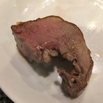 SEN YO - 脆炸乳鴿(鳩の姿揚げ)：「乳」は雛、「脆炸(ツィ・ザー)」は、「皮にアメを塗り乾かして油中で動かし揚げる」という意味。数日間かけて揚げ、食す直前に仕上げます