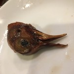 SEN YO - 脆炸乳鴿(鳩の姿揚げ)：「乳」は雛、「脆炸(ツィ・ザー)」は、「皮にアメを塗り乾かして油中で動かし揚げる」という意味。数日間かけて揚げ、食す直前に仕上げます