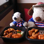 うさぎとぼく - では早速、お子様ランチをいただきま～す。
      す、すごぉぉい！！フタを開けたとたん、
      思わず笑顔になっちゃうボキら。
      ちゃんと、お子様ランチの旗も立ってる～