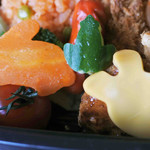 うさぎとぼく - よく見ると、にんじんとチーズがうさぎ形、
      きゅうりがかえる形になってて、かわいすぎだよね。
      お料理はどれも美味しかったけど、
      特にハンバーグとからあげがめちゃうまでした！！